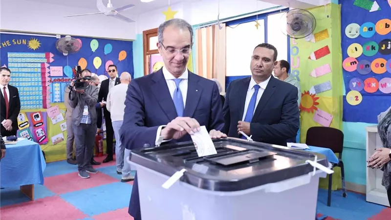 وزير الاتصالات: المشاركة فى الانتخابات واجبا وطنيا على كل مواطن