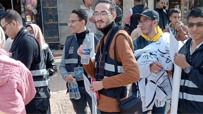 شباب الوادي الجديد يحتشدون أمام اللجان الانتخابية في مشهد حضاري