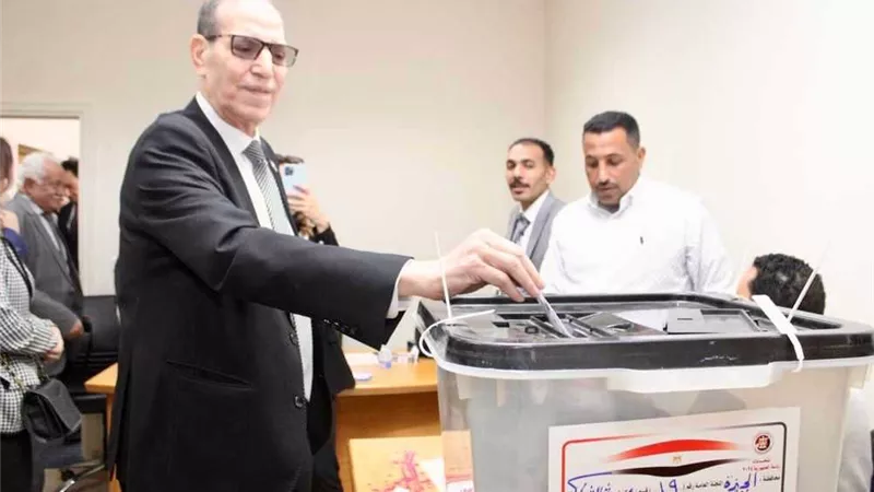 رئيس هيئة النيابة الإدارية يدلي بصوته في انتخابات الرئاسة