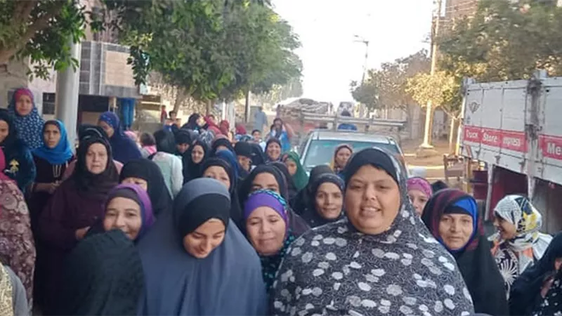 سيدات المنيا تنظمن مسيرة حاشدة أمام لجنة مدرسة مطاي الثانوية