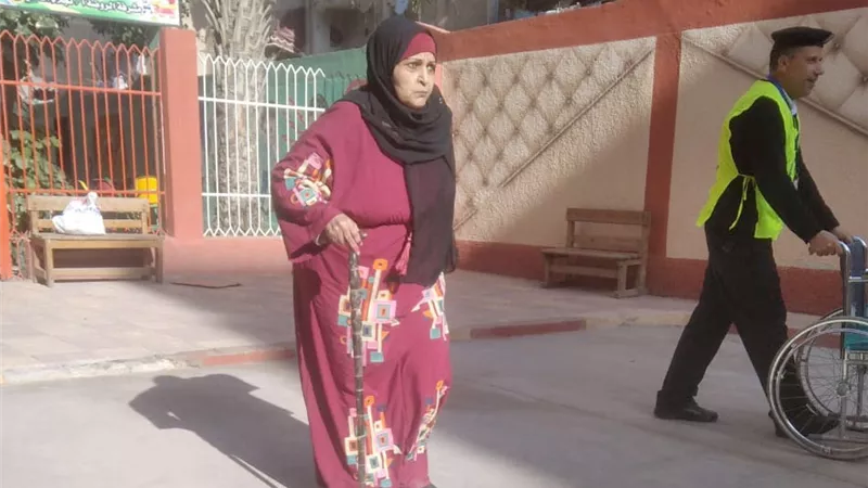كبار السن يتقدمون الناخبين بلجان بورسعيد