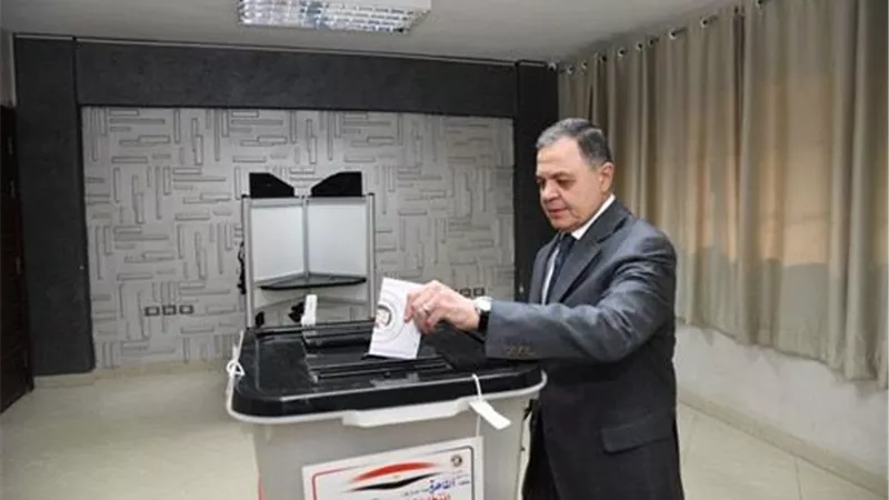 وزير الداخلية خلال الإدلاء بصوته .. نوفر الأجواء المناسبة لممارسة المواطن حقه الدستوري