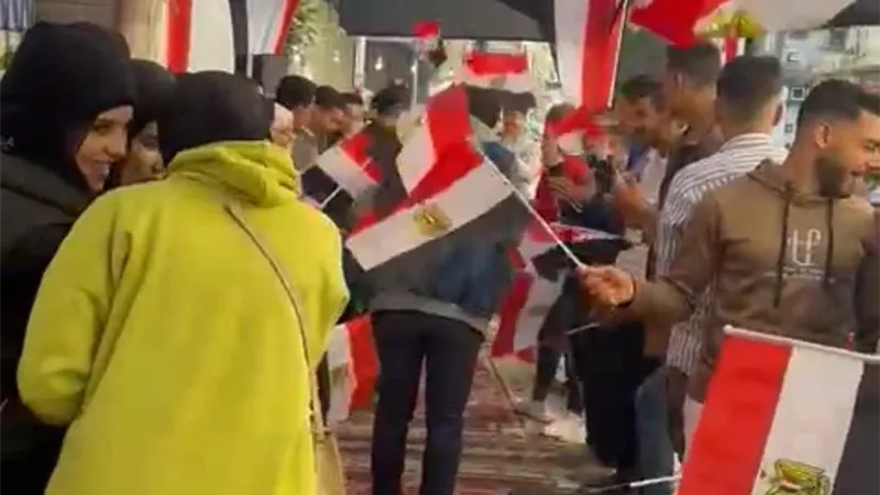بالصور .. أهالى المنصورة يتوافدون على المقرات الانتخابية بالاعلام