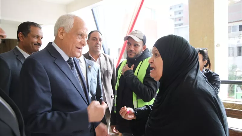 محافظ الجيزة يتفقد عدد من مقار اللجان الانتخابية من الخارج