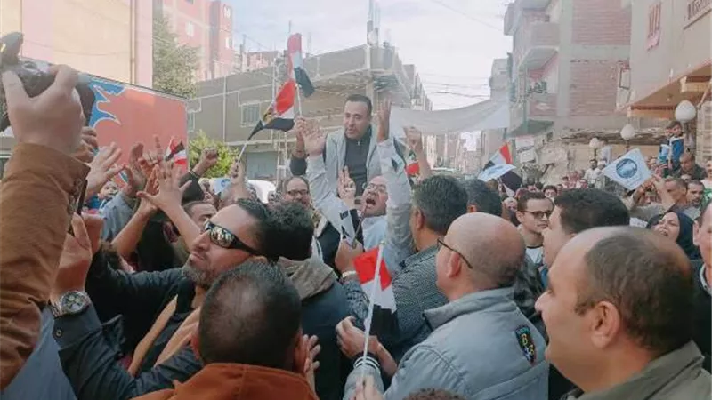 يتقدمهم النائب أحمد بدوي .. المشاركون في مسيرة حاشدة بقرى طوخ: نشارك لنصنع مستقبل بلادنا