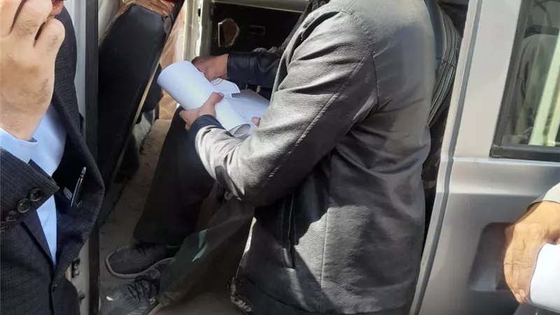 مواطن بأسيوط يدلي بصوته من سيارته نظرًا لاعاقته الحركية