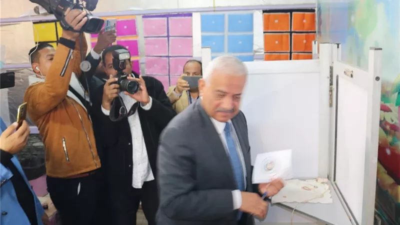 محافظ السويس يدلي بصوته بلجنة صفية زغلول بحي الأربعين