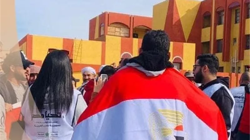 ظهور لافت للفتيات والنساء أمام لجنة كلية فنون جميلة بالزمالك للمشاركة في الانتخابات