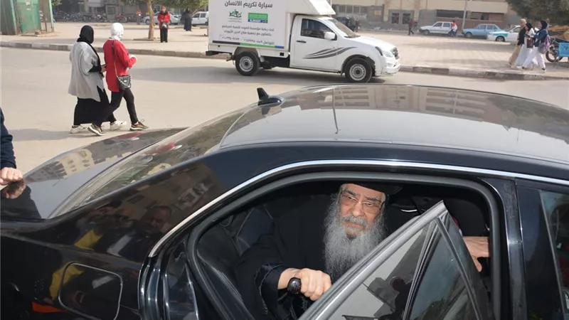 الأنبا إبرام مطران يدلى بصوته الانتخابى بالفيوم