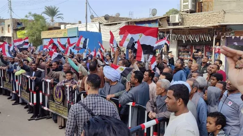 بالهتافات الوطنية وحاملين الاعلام .. اهالي الاقصر يحتشدون أمام لجنة مدرسة الزناقطة الانتخابية