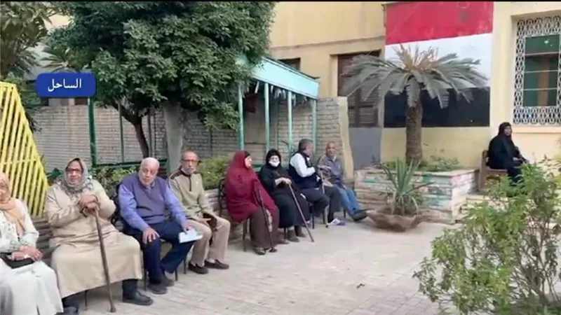 بالصور ..كبار السن يتصدرون المشهد الانتخابى امام لجان شبرا