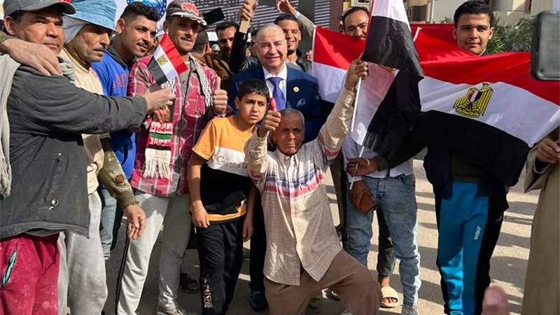 النائب محي حافظ مع المواطنين أمام اللجان الانتخابية