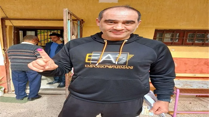 المدير الفنى للمصرى يدلى بصوته فى الانتخابات بمصر الجديدة