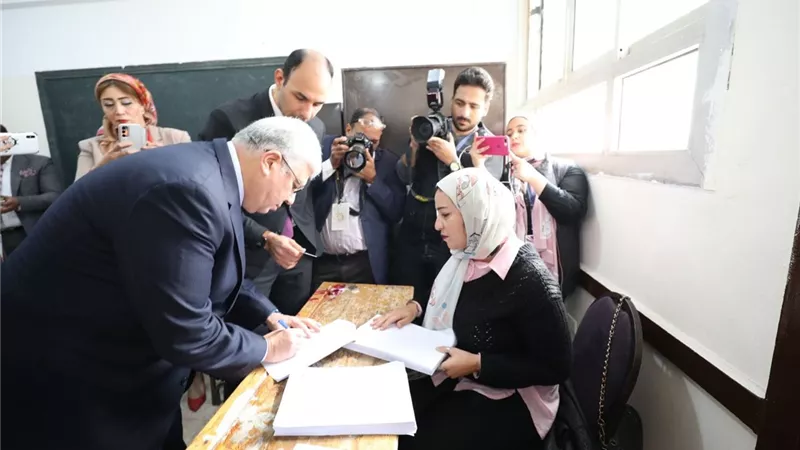 وزير التعليم العالي يمنح العاملين بالوزارة 