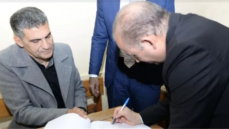 رئيس جامعة المنصورة يدلي بصوته في الانتخابات