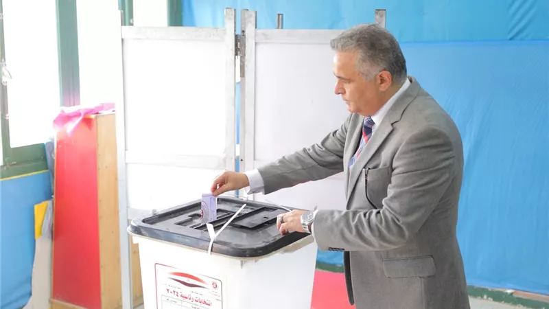 رئيس جامعة السويس يدلي بصوته الانتخابي بلجنة المغتربين
