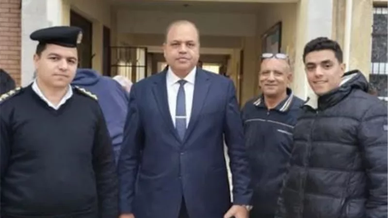 نائب رئيس هيئة البترول يدلى بصوته بمدرسة المستقبل بنات