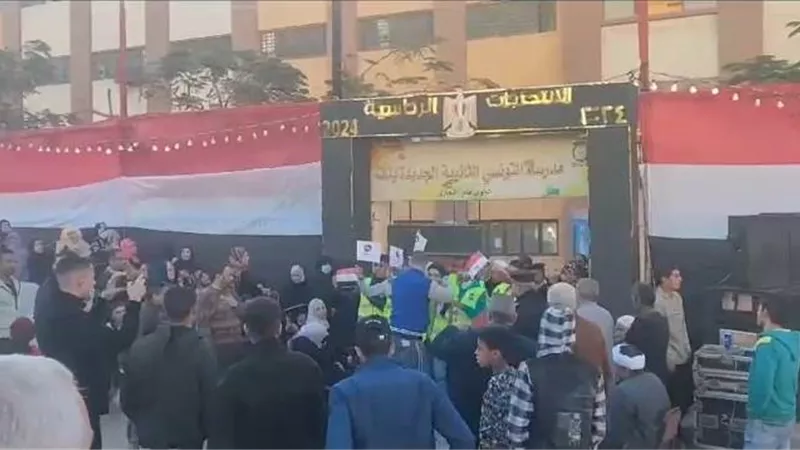 اهالى قسم الخليفة يواصلون التوافد على لجان الانتخابات الرئاسية