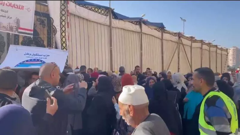 توافد اهالى كفر الدوار على المقرات الإنتخابية للادلاء باصواتهم ..صور