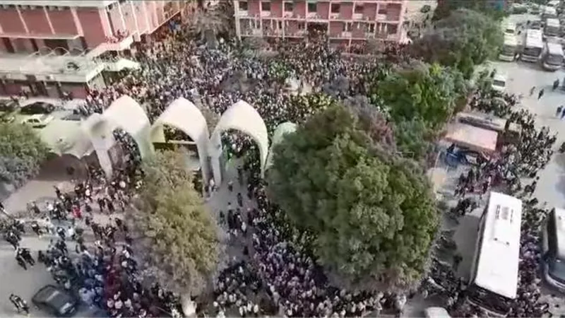 مسيرة حاشدة بجامعة سوهاج لحث الطلاب على المشاركة فى الانتخابات