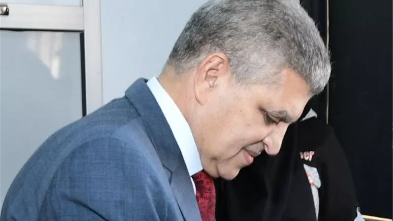 الفريق أسامة ربيع يدلي بصوتة في الاسماعيلية
