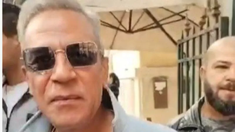 بالصور: صبرى فواز يدلى بصوته بمنطقة الزمالك