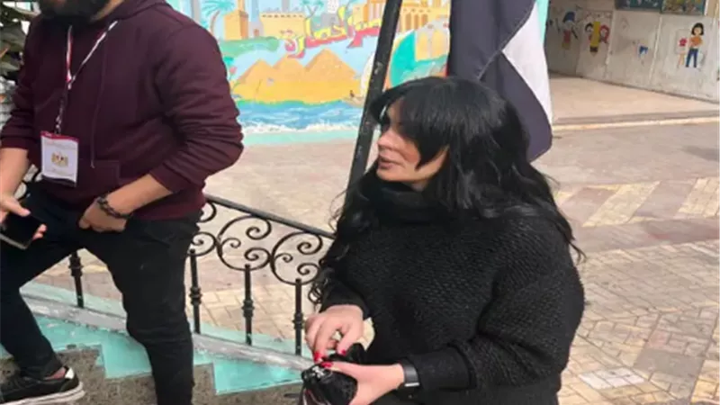 بالصور: حورية فرغلى تدلى بصوتها فى انتخابات الرئاسية بوسط البلد