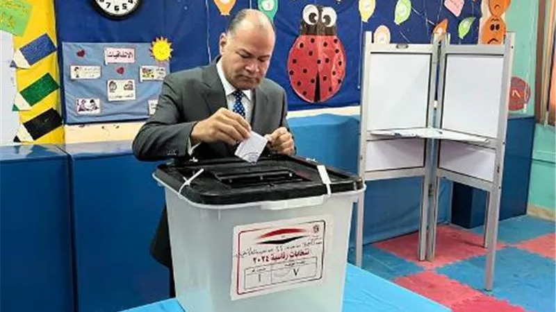 الاعلامى نشأت الديهى يدلى بصوته فى الانتخابات الرئاسية