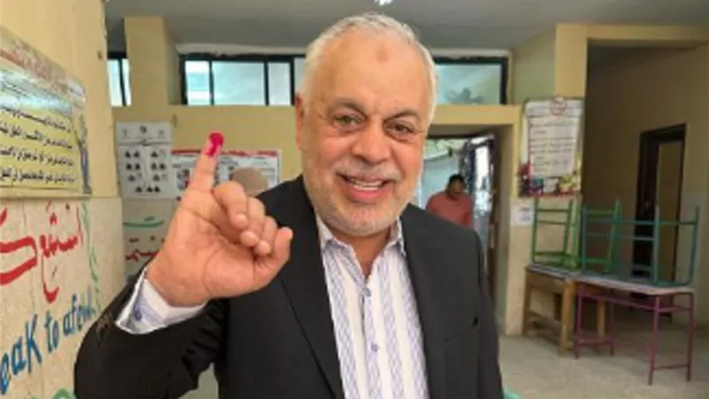 بالصور: نقيب الممثلين يدلى بصوته بالشيخ زايد