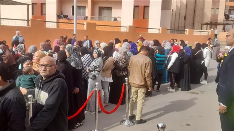 طوابير ممتدة ومشهد مبهر .. سيدات الاسمرات يتصدرن المشهد الانتخابي