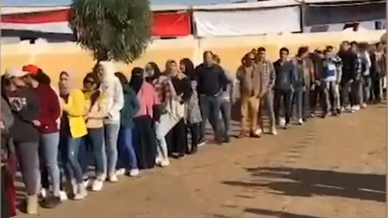 الشباب يتصدرون المشهد.. أطول طابور انتخابي في دكرنس بالدقهلية