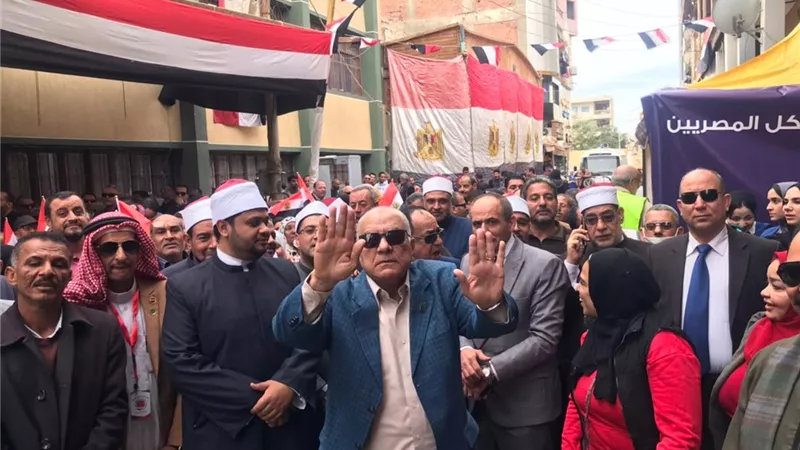 بأعلام مصرمسيرات حاشدة أمام لجان الإنتخابات الرئاسية بالإسماعيلية