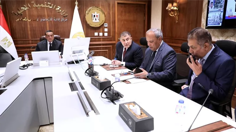 وزير التنمية المحلية يتابع سير العملية الانتخابية مع المحافظين عبر مركز الشبكة الوطنية للطوارئ والسلامة العامة
