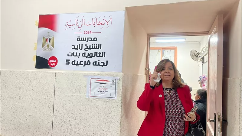 رئيس صندوق الإسكان الاجتماعي تدلي بصوتها في الانتخابات