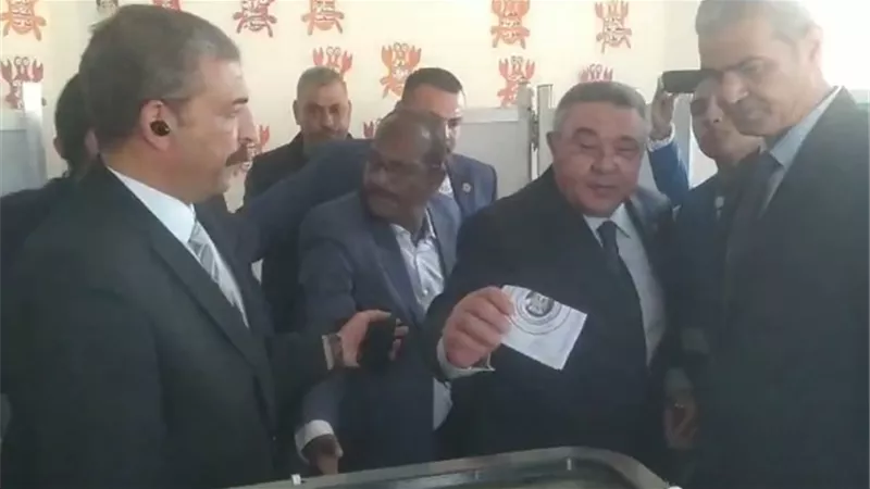 محافظ البحر الأحمر يدلي بصوته في الانتخابات الرئاسية بالغردقة