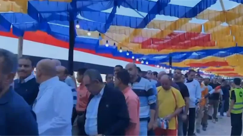 المواطنين يحتشدون أمام مدرسة جيل أكتوبر الإعدادية بحى النور بشرم الشيخ للأدلاء بأصواتهم بالانتخابات الرئاسية