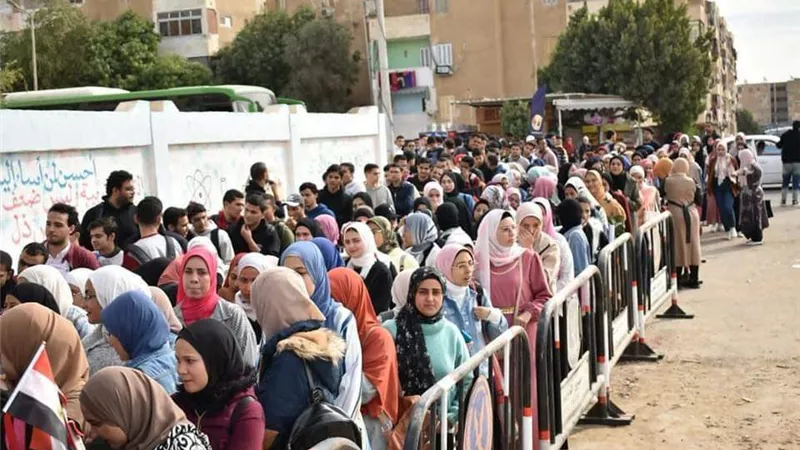 طلاب جامعة السويس يصنعون التاريخ من أمام اللجان الانتخابية