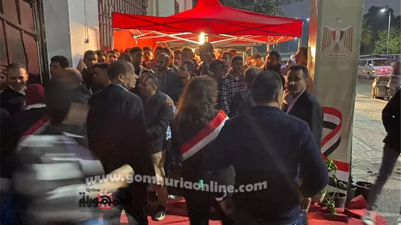 مئات الشباب يتوافدون على لجان الإقتراع فى الجيزة