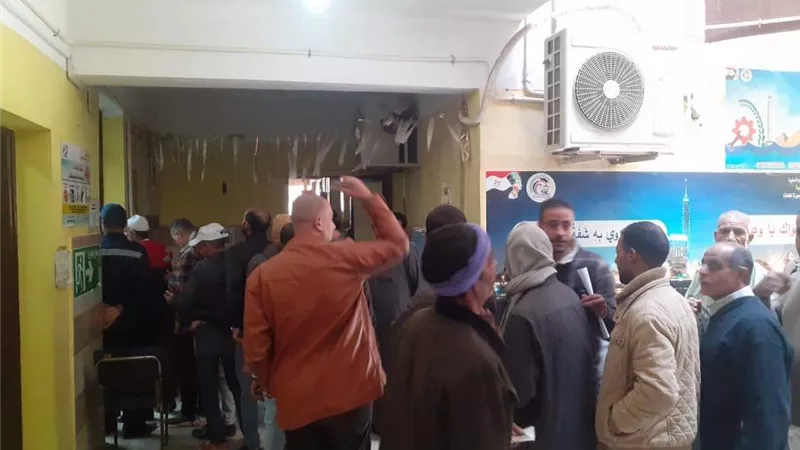 إقبال كثيف بلجان تصويت المنيا .. والحضور يرفعون علامة النصر قبل الإدلاء بأصواتهم