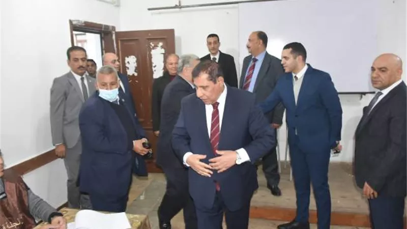 رئيس مجلس الدولة يدلى بصوته فى الانتخابات الرئاسية بلجنة السعيدية الثانوية بالجيزة