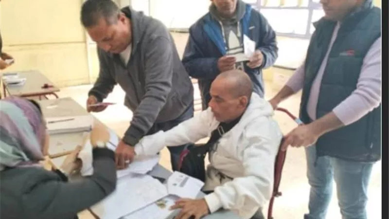 الداخلية تساعد مواطن من ذوى الإحتياجات الخاصة وتنقله لمقر لجنته الإنتخابية بالقاهرة