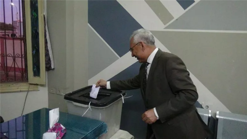 رئيس جامعة المنيا يدلي بصوته الانتخابي بلجنة مدرسة سعد زغلول