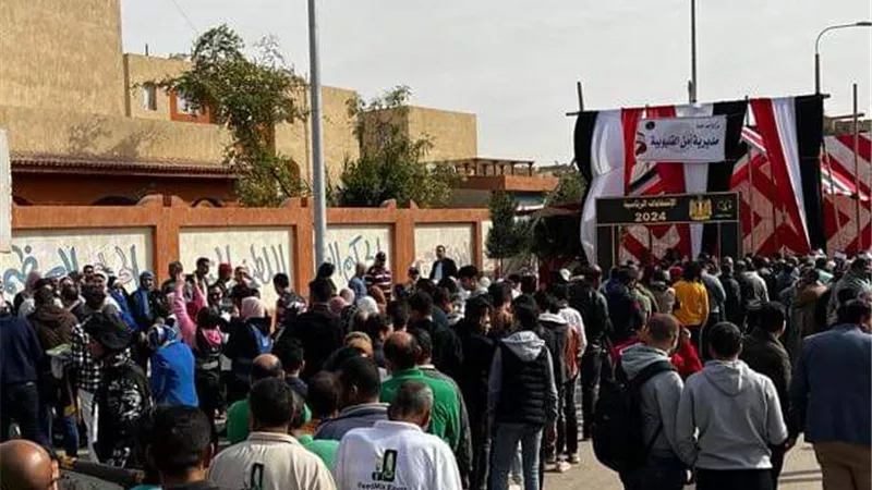 توافد كبير من المواطنين بالعبور للمشاركة فى الانتخابات الرئاسية لليوم الاول