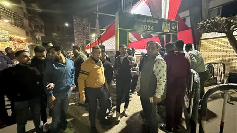 طوابير اللحظات الأخيرة.. إقبال كثيف على مدرسة ابن خلدون في بنها