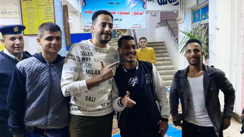 بالصور... عصام السقا يدلى بصوته فى لجنة بالهرم