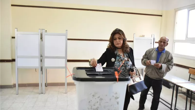 رئيس جامعة السادات تدلى بصوتها في الإنتخابات الرئاسية