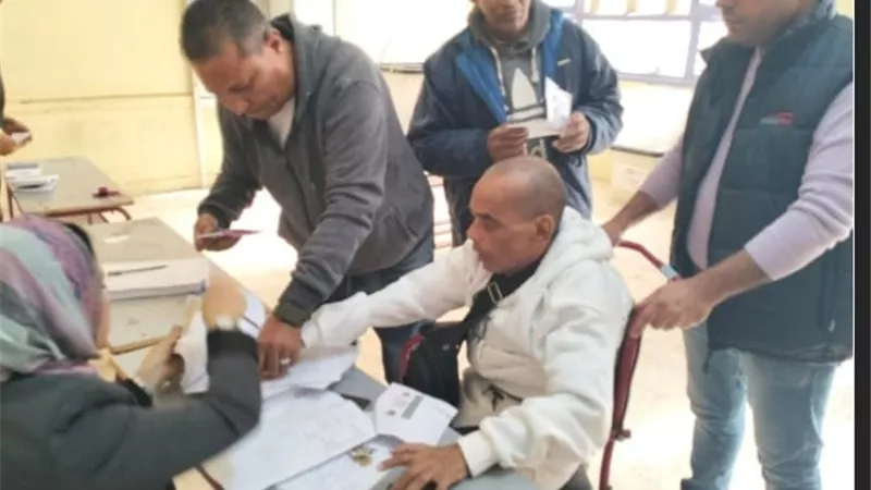 الداخلية تنقل مواطنا من ذوي الاحتياجات لمقر لجنته الانتخابية