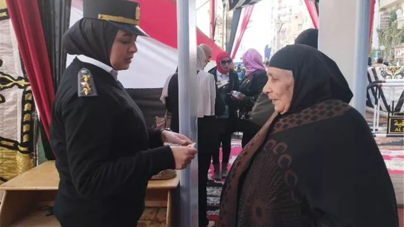 الشرطة النسائية تساعد الناخبات وكبار السن للمشاركة فى الانتخابات