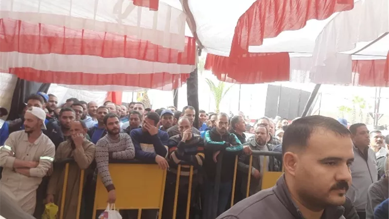 إقبال عمال الشركات والموانى علي لجنة الوافدين بميناء السخنة