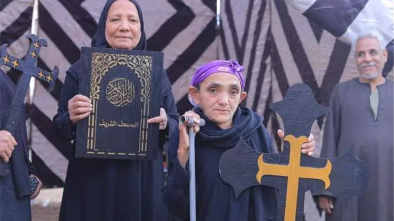 مسلمو وأقباط قرية الدير بالأقصر يهتفون 